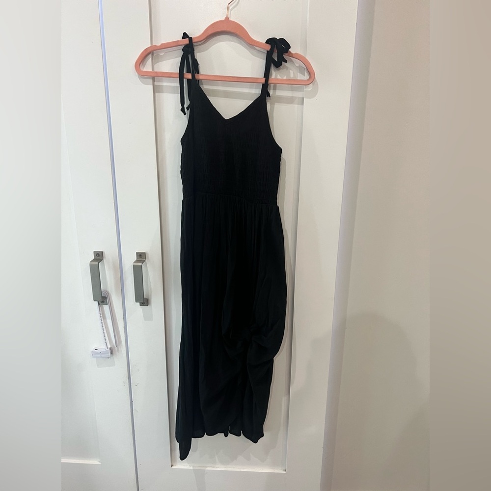 ⭐️3/$27⭐️ NWOT Women’s Black Swimsuit cover up. Size small.